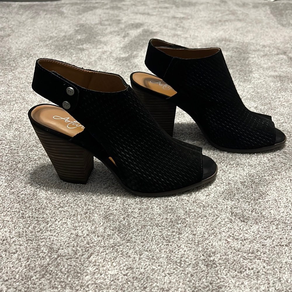 Arturo Chiang block heel sandals size 9